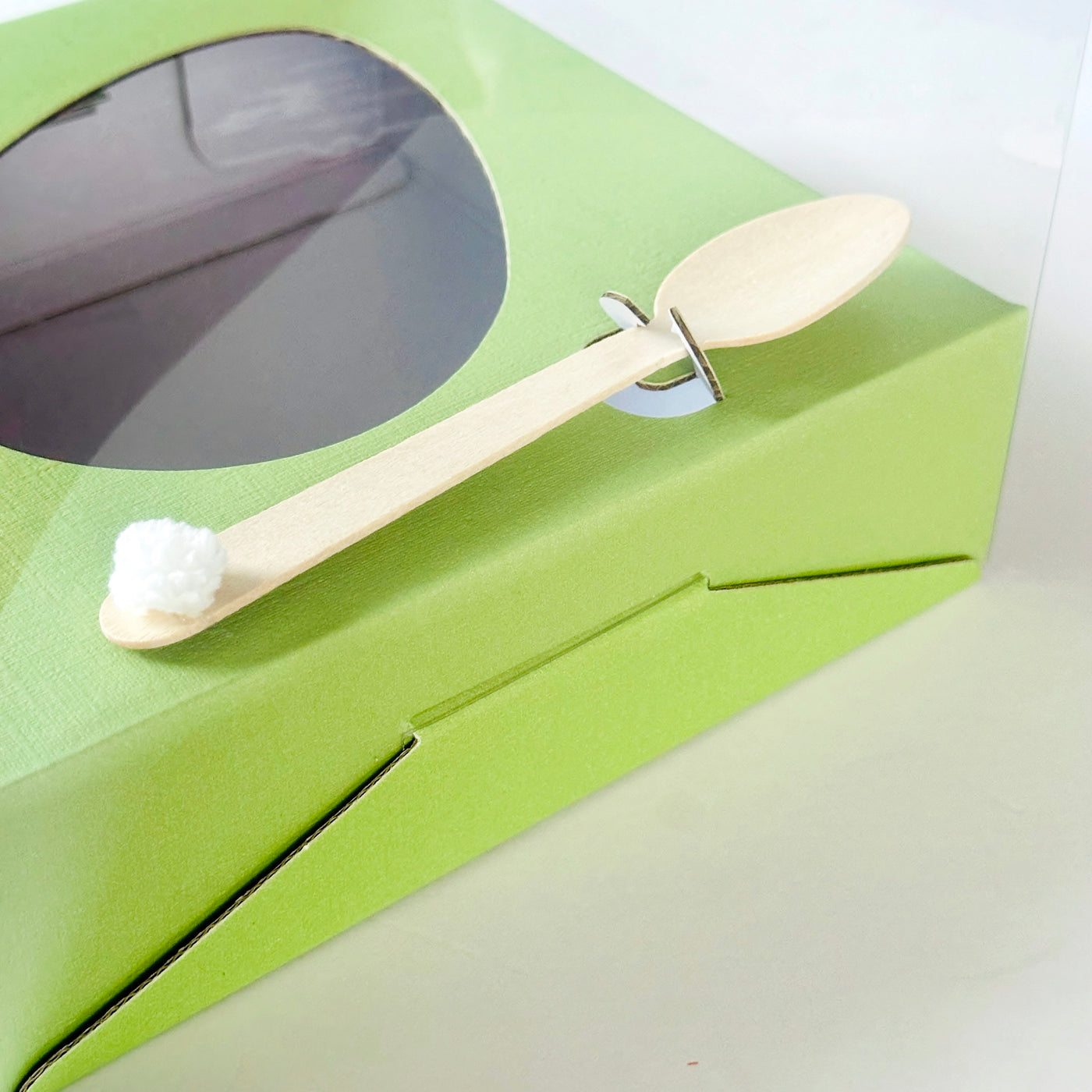 Κουτάκι για μισό σοκολατένιο αυγό με διάφανο καπάκι και βάση πράσινη 18 x 18 x 15 εκ.