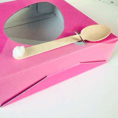 Κουτάκι για μισό σοκολατένιο αυγό με διάφανο καπάκι και βάση ροζ 18 x 18 x 15 εκ.